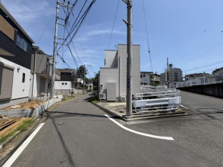 �_�ސ쌧����s�P�s��2���ڂ̐V�z��ˌ��Ă̑O�ʓ��H�܂ތ��n�ʐ^