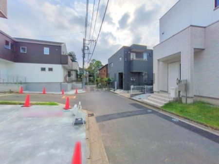 �_�ސ쌧����s�P�s��2���ڂ̐V�z��ˌ��Ă̑O�ʓ��H�܂ތ��n�ʐ^