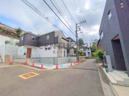 �_�ސ쌧����s�P�s��2���ڂ̐V�z��ˌ��Ă̑O�ʓ��H�܂ތ��n�ʐ^