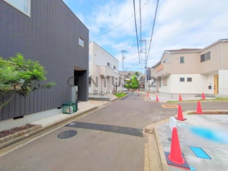 �_�ސ쌧����s�P�s��2���ڂ̐V�z��ˌ��Ă̑O�ʓ��H�܂ތ��n�ʐ^