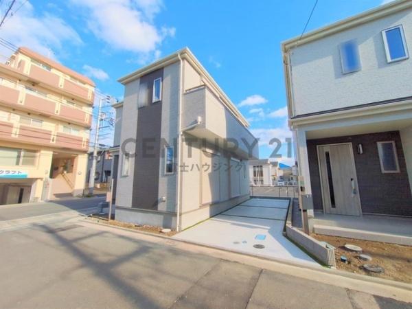 �_�ސ쌧������s�~��1���ڂ̐V�z��ˌ��Ă̑O�ʓ��H�܂ތ��n�ʐ^