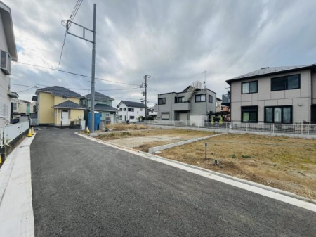 �_�ސ쌧������s�o�����̐V�z��ˌ��Ă̑O�ʓ��H�܂ތ��n�ʐ^