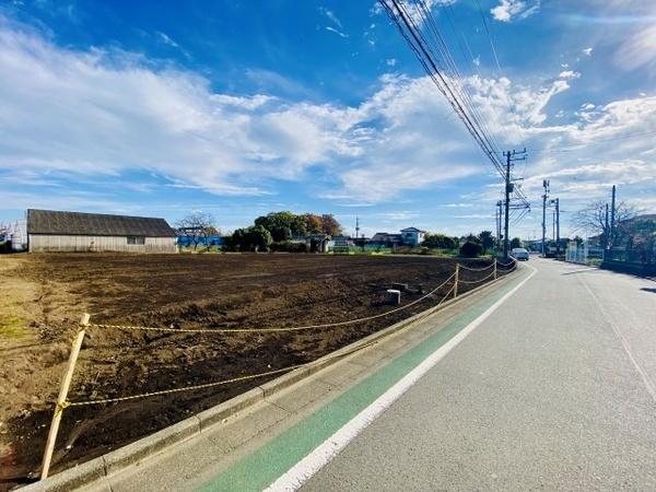 �_�ސ쌧����s�ڋ��̓y�n�̑O�ʓ��H�܂ތ��n�ʐ^