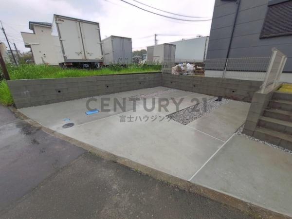 �_�ސ쌧����s���̐V�z��ˌ��Ă̑O�ʓ��H�܂ތ��n�ʐ^