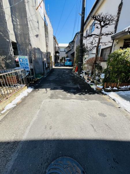 �_�ސ쌧������s���c4���ڂ̒��È�ˌ��Ă̑O�ʓ��H�܂ތ��n�ʐ^