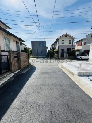 �_�ސ쌧������s���c3���ڂ̐V�z��ˌ��Ă̑O�ʓ��H�܂ތ��n�ʐ^