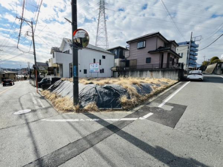 �_�ސ쌧����s�ΐ�2���ڂ̓y�n�̑O�ʓ��H�܂ތ��n�ʐ^