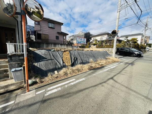 �_�ސ쌧����s�ΐ�2���ڂ̓y�n�̑O�ʓ��H�܂ތ��n�ʐ^