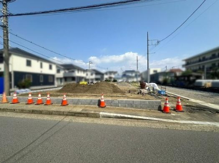 �_�ސ쌧����s�ғ�������1���ڂ̐V�z��ˌ��Ă̑O�ʓ��H�܂ތ��n�ʐ^