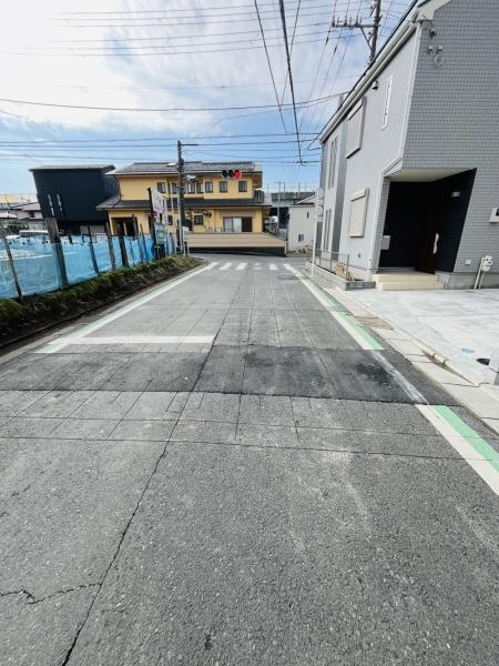 �_�ސ쌧������s����4���ڂ̐V�z��ˌ��Ă̑O�ʓ��H�܂ތ��n�ʐ^