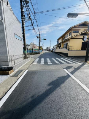 �_�ސ쌧������s����4���ڂ̐V�z��ˌ��Ă̑O�ʓ��H�܂ތ��n�ʐ^