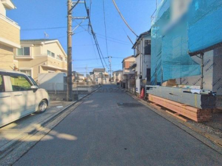 �_�ސ쌧������s����4���ڂ̐V�z��ˌ��Ă̑O�ʓ��H�܂ތ��n�ʐ^