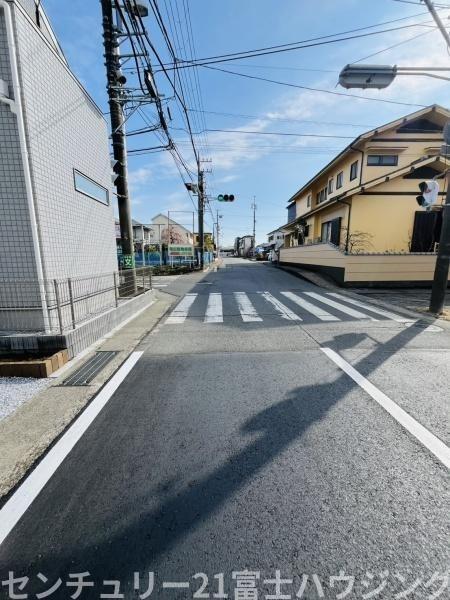 �_�ސ쌧������s����4���ڂ̐V�z��ˌ��Ă̑O�ʓ��H�܂ތ��n�ʐ^