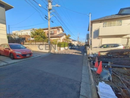 �_�ސ쌧����s�Ó��6���ڂ̐V�z��ˌ��Ă̑O�ʓ��H�܂ތ��n�ʐ^