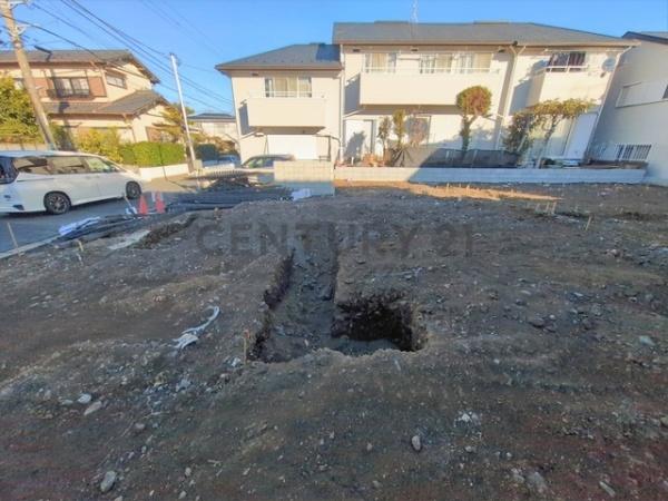 �_�ސ쌧����s�Ó��6���ڂ̐V�z��ˌ��Ă̑O�ʓ��H�܂ތ��n�ʐ^