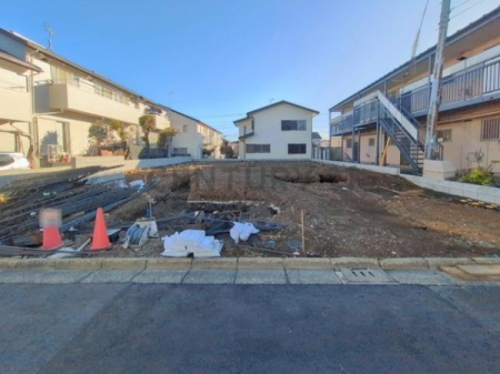 �_�ސ쌧����s�Ó��6���ڂ̐V�z��ˌ��Ă̑O�ʓ��H�܂ތ��n�ʐ^