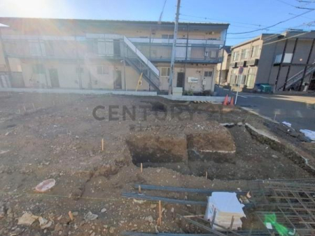 �_�ސ쌧����s�Ó��6���ڂ̐V�z��ˌ��Ă̑O�ʓ��H�܂ތ��n�ʐ^