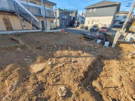 �_�ސ쌧����s�Ó��6���ڂ̐V�z��ˌ��Ă̑O�ʓ��H�܂ތ��n�ʐ^