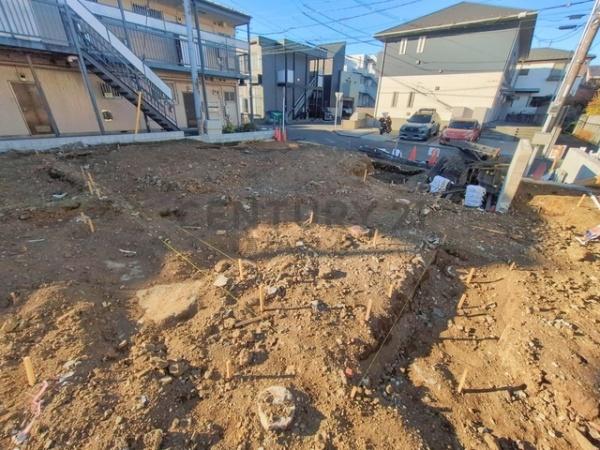 �_�ސ쌧����s�Ó��6���ڂ̐V�z��ˌ��Ă̑O�ʓ��H�܂ތ��n�ʐ^