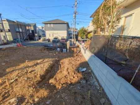 �_�ސ쌧����s�Ó��6���ڂ̐V�z��ˌ��Ă̑O�ʓ��H�܂ތ��n�ʐ^