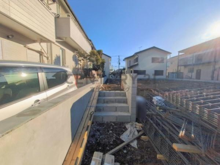 �_�ސ쌧����s�Ó��6���ڂ̐V�z��ˌ��Ă̑O�ʓ��H�܂ތ��n�ʐ^