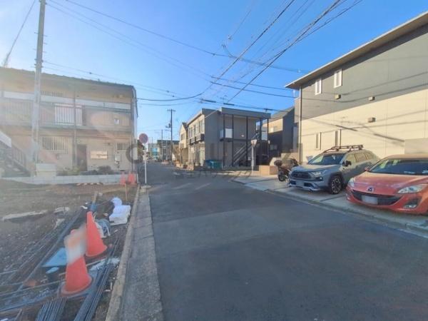 �_�ސ쌧����s�Ó��6���ڂ̐V�z��ˌ��Ă̑O�ʓ��H�܂ތ��n�ʐ^