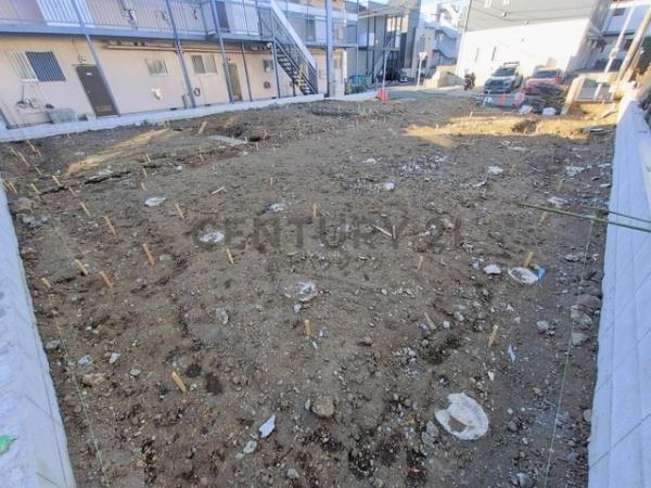 �_�ސ쌧����s�Ó��6���ڂ̐V�z��ˌ��Ă̑O�ʓ��H�܂ތ��n�ʐ^