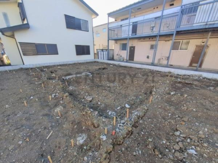 �_�ސ쌧����s�Ó��6���ڂ̐V�z��ˌ��Ă̑O�ʓ��H�܂ތ��n�ʐ^