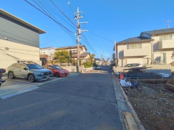 �_�ސ쌧����s�Ó��6���ڂ̐V�z��ˌ��Ă̑O�ʓ��H�܂ތ��n�ʐ^