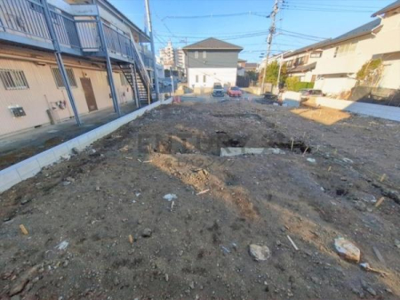 �_�ސ쌧����s�Ó��6���ڂ̐V�z��ˌ��Ă̑O�ʓ��H�܂ތ��n�ʐ^