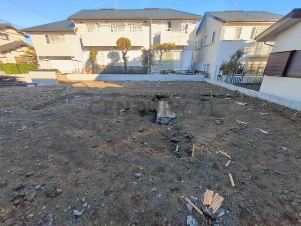 �_�ސ쌧����s�Ó��6���ڂ̐V�z��ˌ��Ă̑O�ʓ��H�܂ތ��n�ʐ^