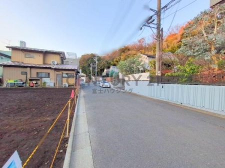 �_�ސ쌧����s���̓y�n�̑O�ʓ��H�܂ތ��n�ʐ^