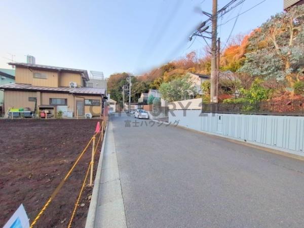 �_�ސ쌧����s���̓y�n�̑O�ʓ��H�܂ތ��n�ʐ^