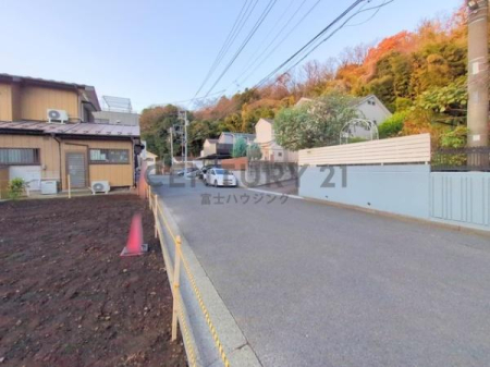 �_�ސ쌧����s���̓y�n�̑O�ʓ��H�܂ތ��n�ʐ^