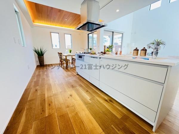 �_�ސ쌧������s�l�|4���ڂ̐V�z��ˌ��ẴL�b�`��