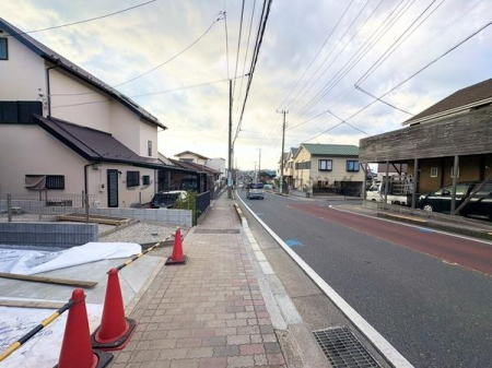 �_�ސ쌧������s���4���ڂ̐V�z��ˌ��Ă̑O�ʓ��H�܂ތ��n�ʐ^