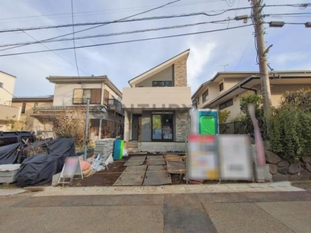 �_�ސ쌧����s�勘�̐V�z��ˌ��Ă̑O�ʓ��H�܂ތ��n�ʐ^