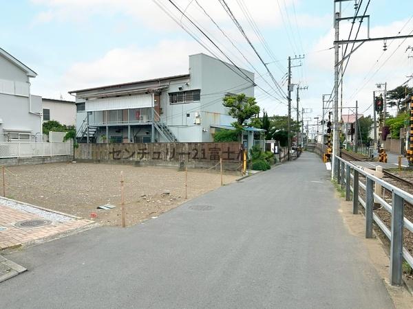 �_�ސ쌧����s���������J2���ڂ̓y�n�̑O�ʓ��H�܂ތ��n�ʐ^