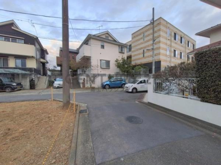 �_�ސ쌧����s���������J1���ڂ̓y�n�̑O�ʓ��H�܂ތ��n�ʐ^