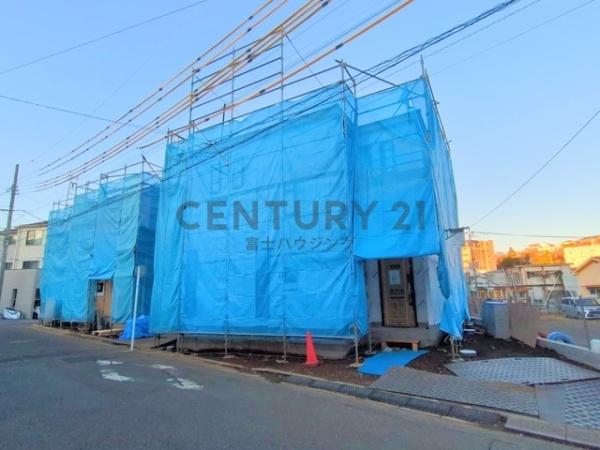 �_�ސ쌧����s������3���ڂ̐V�z��ˌ��Ă̑O�ʓ��H�܂ތ��n�ʐ^