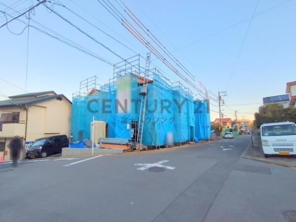 �_�ސ쌧����s������3���ڂ̐V�z��ˌ��Ă̑O�ʓ��H�܂ތ��n�ʐ^