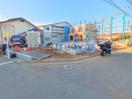 �_�ސ쌧����s������3���ڂ̐V�z��ˌ��Ă̑O�ʓ��H�܂ތ��n�ʐ^