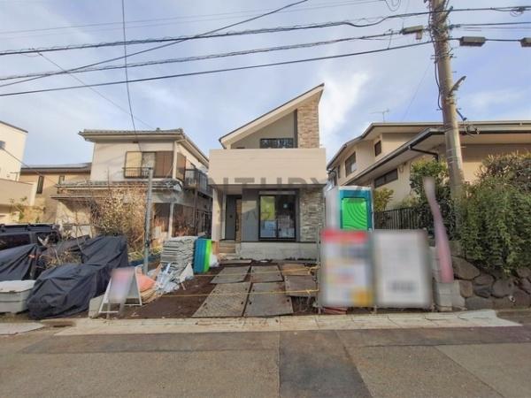 �_�ސ쌧����s�勘�̐V�z��ˌ��Ă̑O�ʓ��H�܂ތ��n�ʐ^