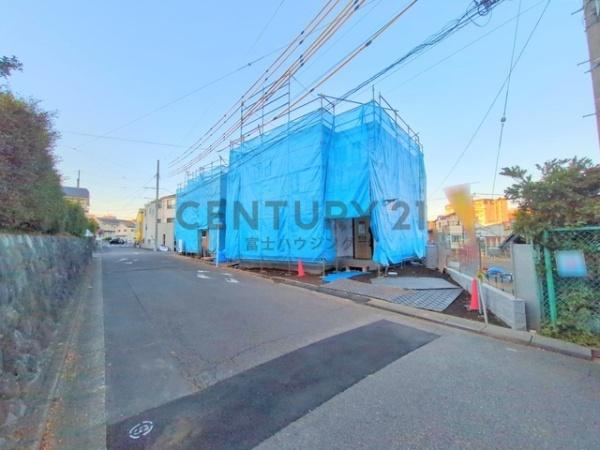 �_�ސ쌧����s������3���ڂ̐V�z��ˌ��Ă̑O�ʓ��H�܂ތ��n�ʐ^