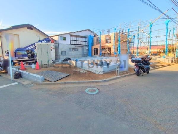 �_�ސ쌧����s������3���ڂ̐V�z��ˌ��Ă̑O�ʓ��H�܂ތ��n�ʐ^