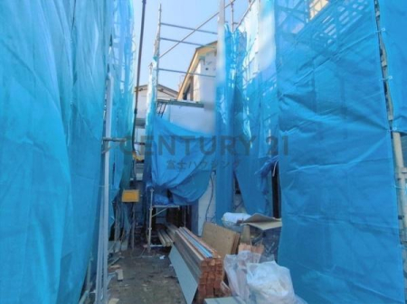 �_�ސ쌧����s������3���ڂ̐V�z��ˌ��Ă̑O�ʓ��H�܂ތ��n�ʐ^