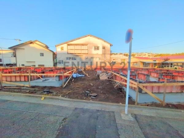 �_�ސ쌧����s������3���ڂ̐V�z��ˌ��Ă̑O�ʓ��H�܂ތ��n�ʐ^