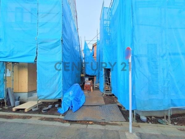 �_�ސ쌧����s������3���ڂ̐V�z��ˌ��Ă̑O�ʓ��H�܂ތ��n�ʐ^