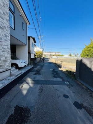 �_�ސ쌧������s�{��3���ڂ̐V�z��ˌ��Ă̑O�ʓ��H�܂ތ��n�ʐ^