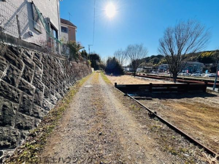 �_�ސ쌧����s�����̓y�n�̑O�ʓ��H�܂ތ��n�ʐ^